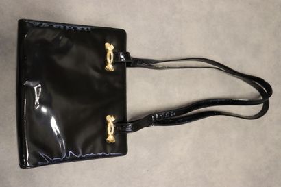 ESCADA. Sac à main en vinyle noir avec bijouterie...