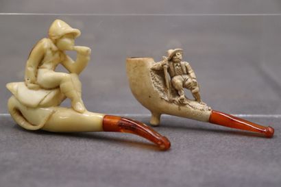 Réunion de deux pipes en écume de mer, à...