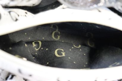 GUESS. Un petit sac à main en toile et cuir....