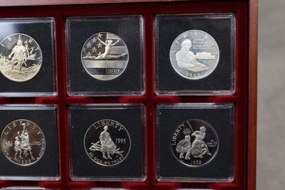 Un coffret comprenant 14 pièces half dollar...