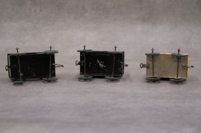 Une locomotive avec trois wagons, tôle polychrome....