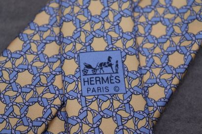 HERMES. Réunion de trois cravates en soie....