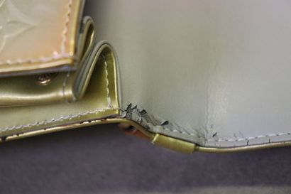 LOUIS VUITTON. Petit sac à main en cuir vernis,...