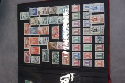 Réunion de trois classeurs de timbres neufs...