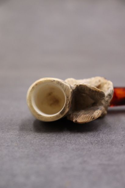 Réunion de deux pipes en écume de mer à décor...