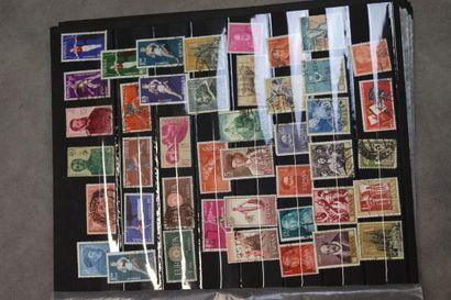 Réunion de 8 albums de timbres tous pays....