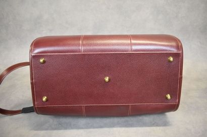 CARTIER. Grand sac de voyage en cuir grainé...