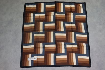 Yves Saint Laurent. Réunion de deux carrés...