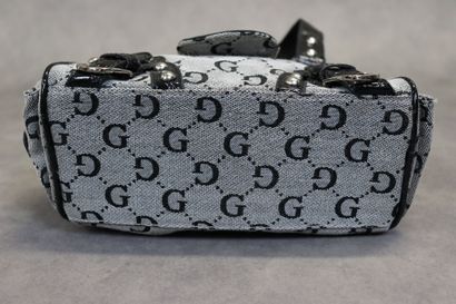 GUESS. Un petit sac à main en toile et cuir....