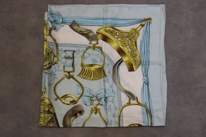 HERMES. Modèle Etriers. Carré en soie design...