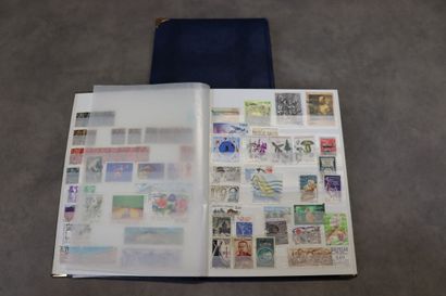 Réunion de douze classeurs de timbres étrangers...