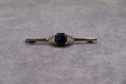 Broche or gris 750/°° avec saphir de synthèse...