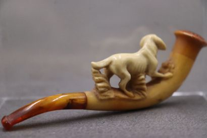 Réunion de deux pipes en écume de mer figurant...