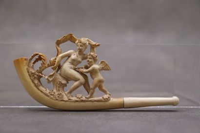 Une pipe en écume de mer représentant cupidon....