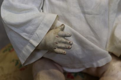 Un bébé avec tête en biscuit et corps en...