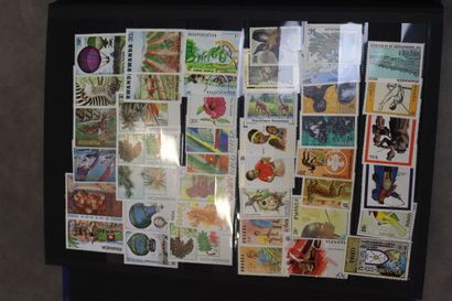 Réunion de 7 albums de timbres comprenant:...