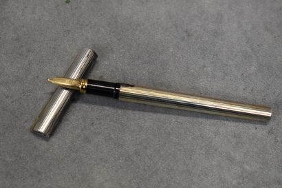 DUPONT. Stylo plume en métal doré et plume...