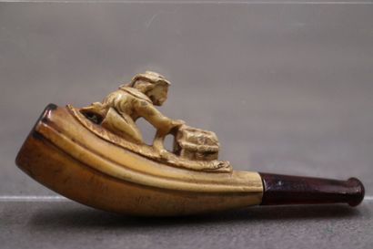 Réunion de deux pipes en écume de mer à décor...