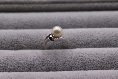 Une bague or gris 585/°° avec un saphir Ø...