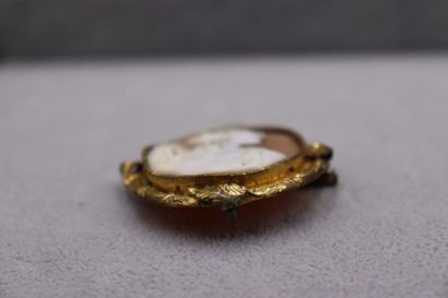 Une broche camée buste de femme de profil...