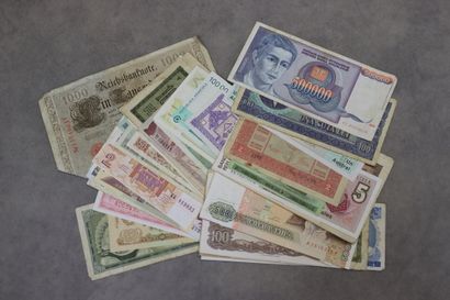Réunion de cinquante cinq billets étrang...