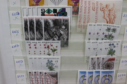 Réunion de quatre albums de timbres, dont...