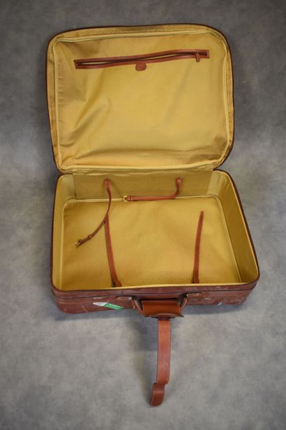 GUCCI. Valise en cuir marron, intérieur tissu...
