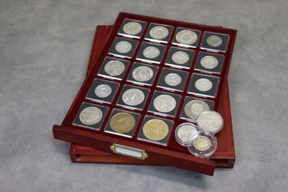 Un coffret comprenant 22 pièces France, francs...