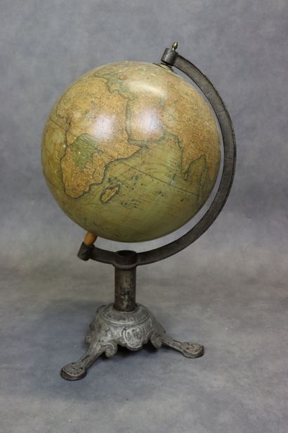 J. LEBEQUE et Cie. Map monde sur pied en...