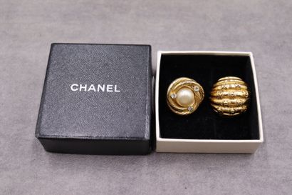 CHANEL. Paire de boucles d'oreilles clips...