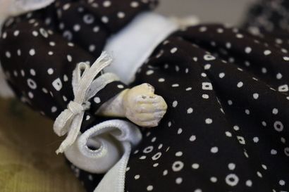 Réunion de deux petites poupées avec têtes...