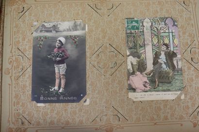 Un album de 250 cartes postales anciennes,...