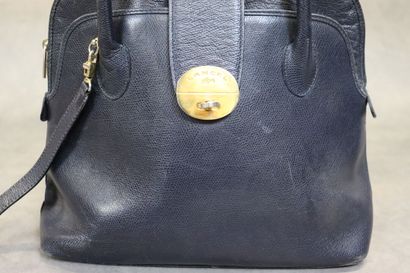LANCEL. Sac en cuir grainé noir, bijouterie...