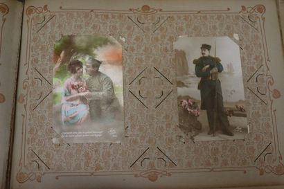 Un album de 250 cartes postales anciennes,...