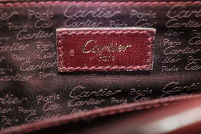 CARTIER. Petit sac bandoulière en cuir grainé...
