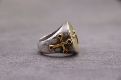 Une chevalière argent et or à motifs templier...