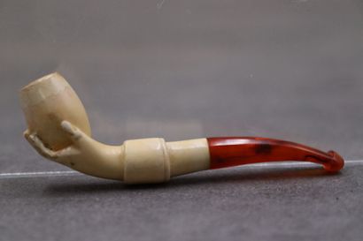 Réunion deux pipes et un foyer, deux en écume...
