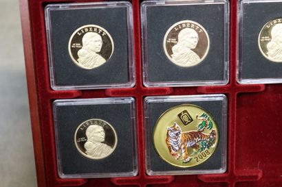 Coffret comprenant 14 monnaies dont 13 pièces...