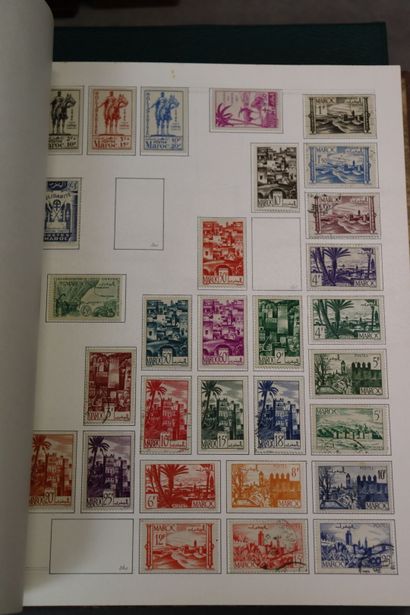 Réunion de douze classeurs de timbres étrangers...