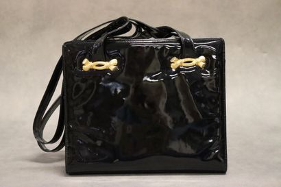 ESCADA. Sac à main en vinyle noir avec bijouterie...