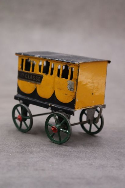 Une locomotive avec trois wagons, tôle polychrome....