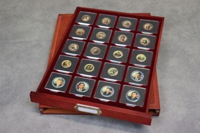 Un coffret comprenant 20 pièces commémoratives,...