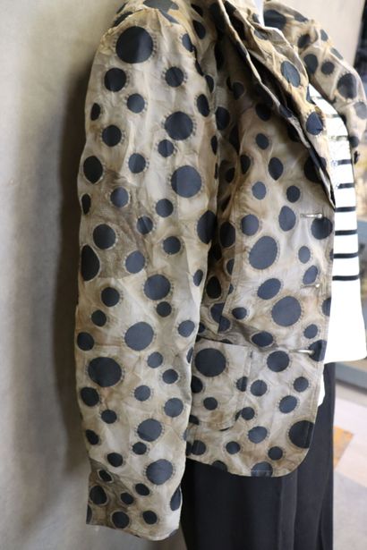 MADELEINE. Pour femme, Réunion d'une veste...