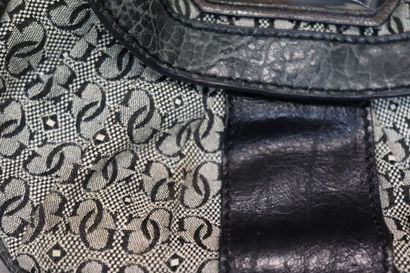 GUESS. Un petit sac à main en toile et cuir....