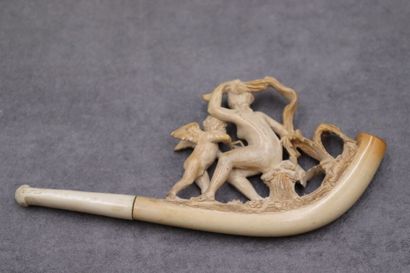 Une pipe en écume de mer représentant cupidon....
