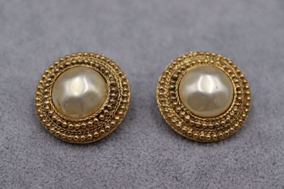 CHANEL. Paire de clips en métal doré et perles...