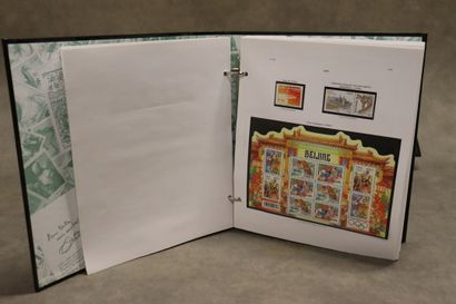 Réunion de cinq albums de timbres France...