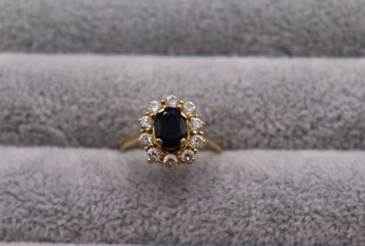 Une bague or jaune 750/°° entourage saphir....