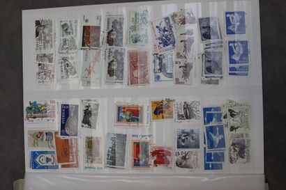 Réunion de 9 albums de timbres tous pays....
