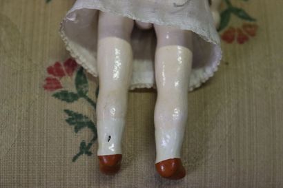 Réunion de deux petites poupées avec têtes...